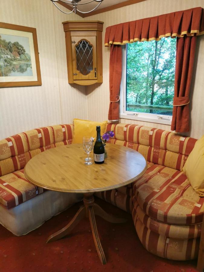 Doughery Den The Dark Hedges Hideaway Armoy 外观 照片